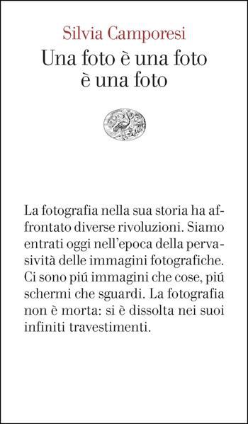 Una foto è una foto è una foto - Silvia Camporesi - Libro Einaudi 2025, Vele | libraccio.click