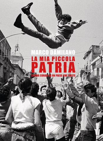 La mia piccola patria. Storia corale di un paese che esiste - Marco Damilano - Libro Rizzoli 2023, Saggi italiani | libraccio.click