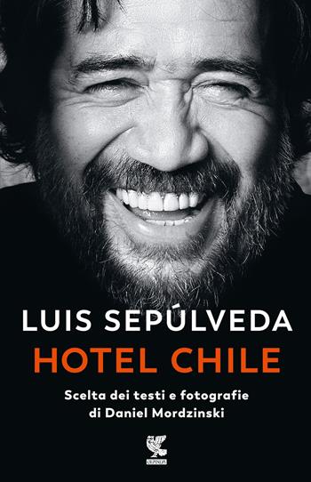 Hotel Chile. Scelta dei testi e fotografie di Daniel Mordzinski. Ediz. a colori - Luis Sepúlveda, Daniel Mordzinski - Libro Guanda 2023, Narratori della Fenice | libraccio.click