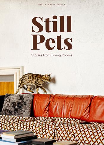 Still pets. Stories from living rooms. Ediz. italiana e inglese - Paola Maria Stella - Libro Antiga Edizioni 2025 | libraccio.click
