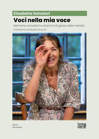 Voci nella mia voce. Memoria, emozioni e drammi di gente della Versilia - Elisabetta Salvatori - Libro La Casa Usher 2026, Storie dal teatro | libraccio.click