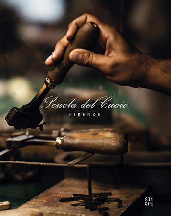 La Scuola del cuoio. Mani e cuore: la tradizione della famiglia Gori. Ediz. multilingue - Eva Desiderio - Libro Gli Ori 2025 | libraccio.click